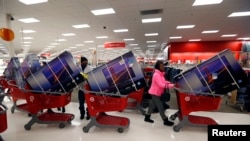 Compradores hacen fila en una tienda de Target en Chicago. 40 millones de ellos podrían tener sus datos de tarjeta de crédito comprometidos.