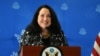 Jean Elizabeth Manes, habla a su llegada al Aeropuerto Internacional San Oscar Romero en San Luis Talpa, El Salvador, el 1 de junio de 2021.