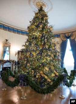 El árbol de navidad en el Salón Azul de la Casa Blanca.