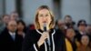 英国内政大臣安珀·路德（Amber Rudd）在伦敦特拉法加广场上为袭击事件遇难者的烛光守夜行动中讲话（2017年3月23日）