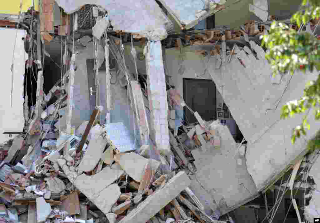 Un edificio en Cavezzo resultó totalmente destruido tras el temblor ocurrido en el norte de Italia este martes 29 de mayo de 2012.