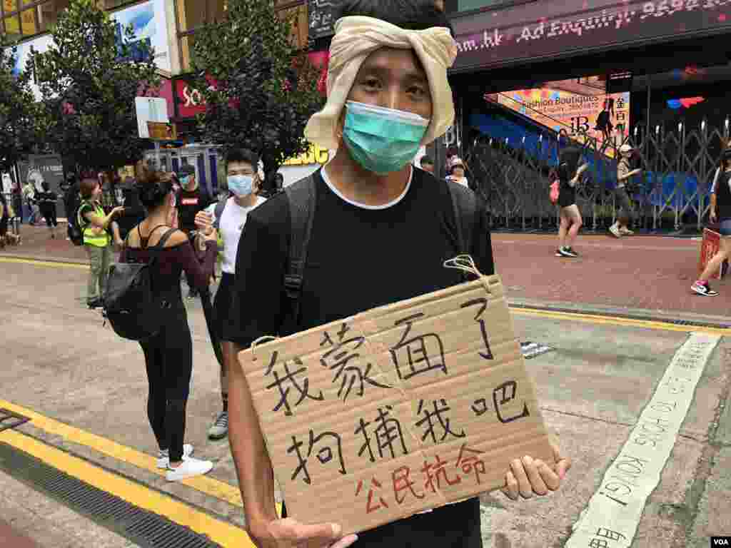 香港市民葉先生多次參與反送中遊行，他表示過去一百多日都沒有戴口罩或蒙面上街，10月5日”禁蒙面法”實施第一日，亦是他第一次戴口罩上街，表達反對”惡法” (美國之音湯惠芸拍攝)