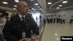 Guardias custodian una zona de seguridad del aeropuerto Sheremetievo, en Moscú.