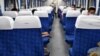 湖北武昌火車站裡戴著口罩的旅客在火車車廂裡休息。 （2020年4月8日）