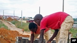 Luanda: Meninos de rua inalam gasolina para enganar o estomago