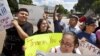 Ayudan a "dreamers" a llenar documentos