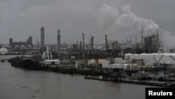 La refinería Valero Houston resultó afectada por las inundaciones del rio Buffalo Bayou luego del paso de Harvey el 27 de agosto
