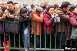 中國訪民在北京的國家信訪局前排起長隊告狀。 （2016年3月4日）