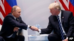 El presidente Donald Trump dijo que se llava "muy bien" con Vladimir Putin en una entrevista concedida a la cadena cristiana CBN.