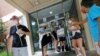 La reducción de las clases presenciales en las universidades de EE.UU. para este año complican la situación de los estudiantes extranjeros. En la foto, alumnos de la Universidad de Carolina del Norte sacan sus pertenencias del campus universitario.