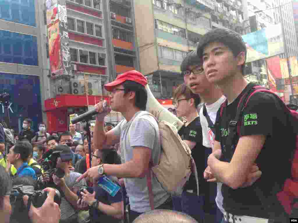 香港警方星期三上午展開強行清場行動（美國之音海彥拍攝)。