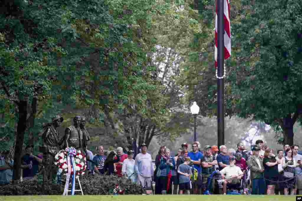 Multitud reunida antes de que Cindy McCain, esposa del senador John McCain, llegue a depositar una ofrenda floral en el Monumento a los Veteranos de Vietnam en Washington, el 1 de septiembre de 2018. &nbsp;