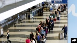 El aeropuerto internacional O´Hare en Chicago registró largas esperas para el chequeo de seguridad de los pasajeros el mes pasado.