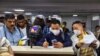 Pasajeros de una línea aérea llenan formularios relacionados a sus datos de contacto para poder ser rastreados. Nigeria está monitoreando a 58 personas que tuvieron contacto con un hombre italiano infectado con el nuevo coronavirus.
