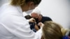 Un niño recibe una dosis de la vacuna pediátrica contra la enfermedad del coronavirus de Pfizer-BioNTech en Sao Paulo, Brasil, el 17 de enero de 2022.