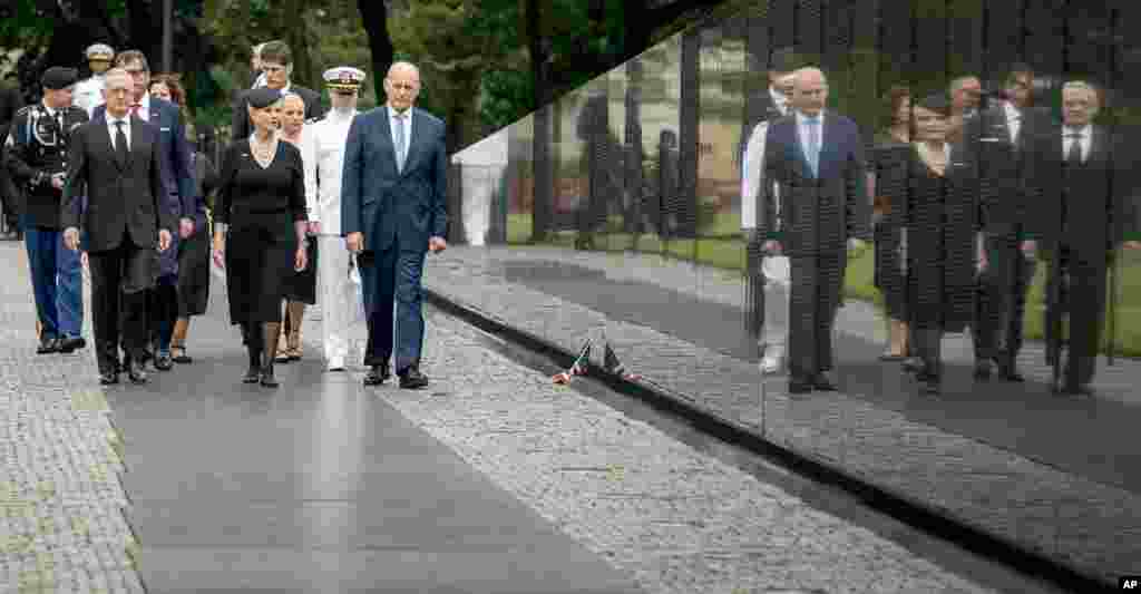 Cindy McCain, esposa del senador John McCain, acompañada por el jefe de personal del presidente Donald Trump, John Kelly, secretario de Defensa Jim Mattis y familiares, llega al Monumento a los Veteranos de Vietnam en Washington, el 1 de septiembre de 2018. &nbsp;