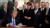 Trump impone aranceles y restricciones a productos chinos
