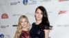 歌手杰基·伊万科（ Jackie Evancho, 左）和她的变性人姐姐朱丽叶·伊万科（Juliet Evancho） 在纽约参加慈善团体全球莱姆联盟主办的晚会（2015年10月8日）