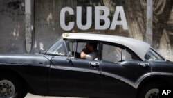 Observadores aprobaron la invitación a los legisladores de ambos partidos. "Para que la política de Estados Unidos tenga éxito, tiene que ser bipartidista y tiene que representar las voces republicanas que quieren una nueva relación con Cuba" dijo Marc Hanson, de la Oficina de Washington para Latinoamérica (WOLA).