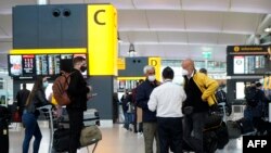 英國倫敦旅客12月21日因發現新冠病毒新變種, 倉促離開英國, 圖為機場一角。