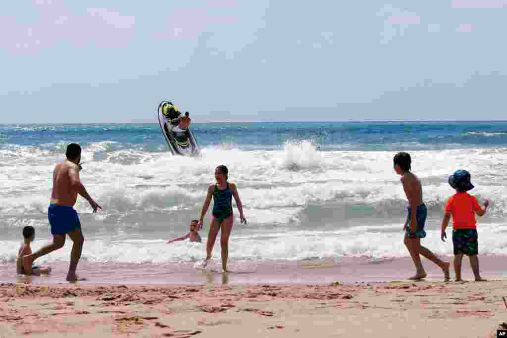 Unas personas juegan en la playa de Laguava Resort, en Rmaileh, al sur de Beirut, L&#237;bano. L&#237;bano, que ha tenido un n&#250;mero relativamente bajo de infecciones por coronavirus y sufre una crisis econ&#243;mica y financiera.