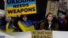 Người dân biểu tình ủng hộ Ukraine bên ngoài Đại sứ quán Hoa Kỳ tại Warsaw, Ba Lan, hôm 3/3/2025. Mỹ có thể nối lại viện trợ quân sự cho Ukraine sau khi Tổng thống Volodymyr Zelenskyy gửi thư cho Tổng thống Donald Trump.