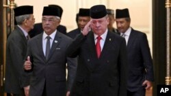 สุลต่านอิบราฮิม อิสกันดาร์ (ที่สองจากขวา) เดินเคียงข้างกับสมเด็จพระราชาธิบดีอัล-สุลต่าน อับดุลลาห์ หลังการพิจารณาคัดเลือกพระราชาธิบดีองค์ต่อไป เมื่อ 27 ตุลาคม 2023 (ที่มา: Pool photo via AP)