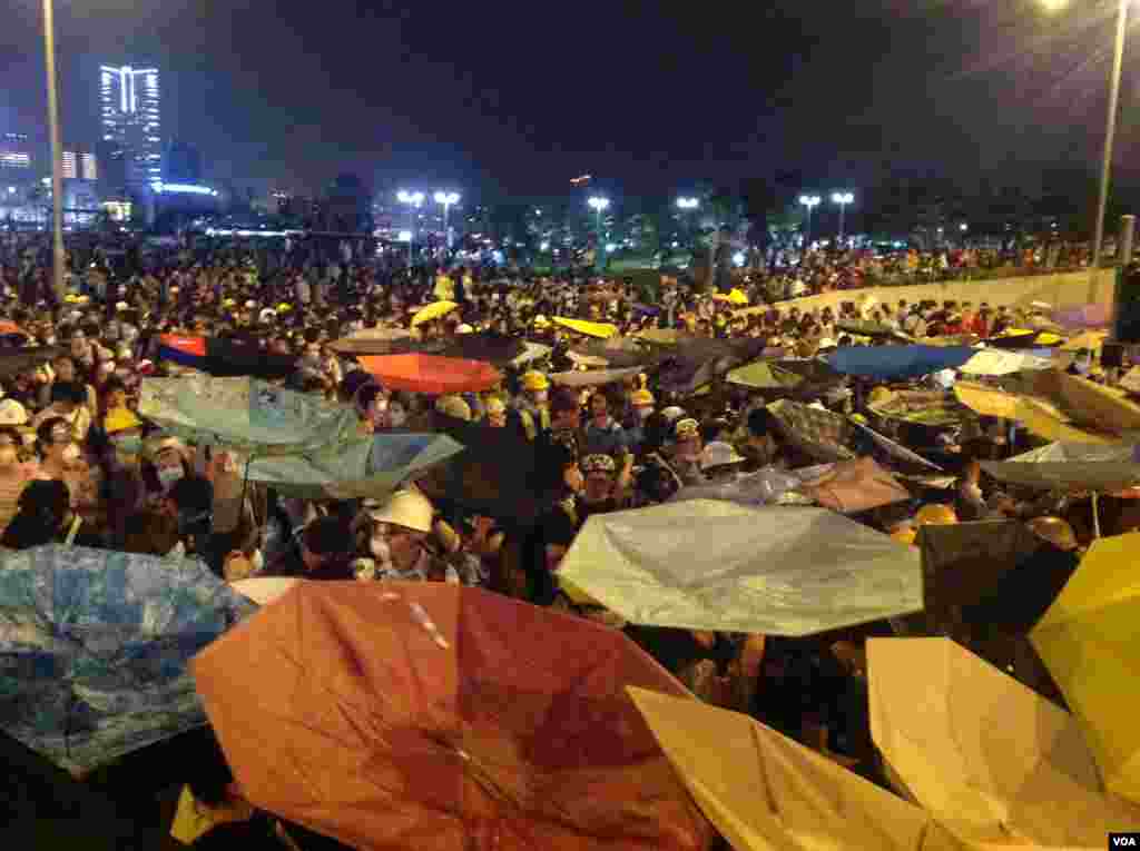 數千香港學生及市民在金鐘集會與警方對峙 (美國之音海彥拍攝)