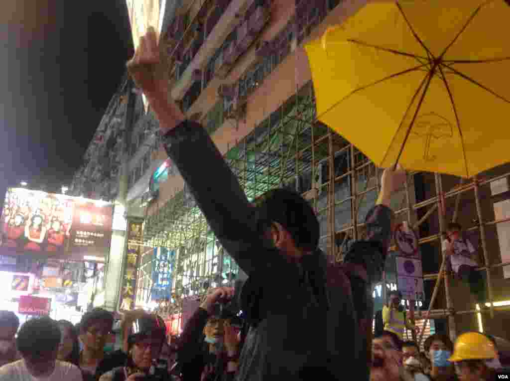 大批市民連續第二晚在旺角與警方「巷戰」 （美國之音海彥拍攝 ）