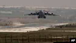 Un avión de la fuerza áerea estadounidense despega de la base de Incirlik en el sur de Turquía.
