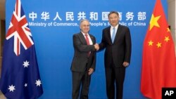 2023年5月12日(星期五)，澳大利亚贸易和旅游部长唐·法雷尔和中国商务部部长王文涛在北京出席会议期间合影留影。（美联社）
