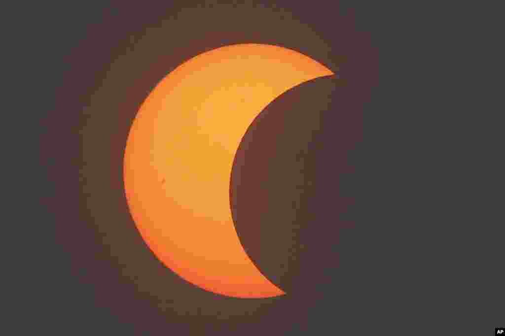 A partial annular solar eclipse is seen over Beijing, China.Eclipse anular parcial visto desde Beij&iacute;n, China.