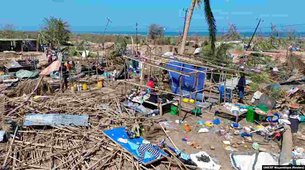Edifícios parcialmente destruídos e árvores desenraizadas permanecem depois de o ciclone Chido ter o distrito de Mecufi, província de Cabo Delgado, Moçambique, a 16 de dezembro de 2024, nesta captura de ecrã retirada de um vídeo de um drone.&nbsp;