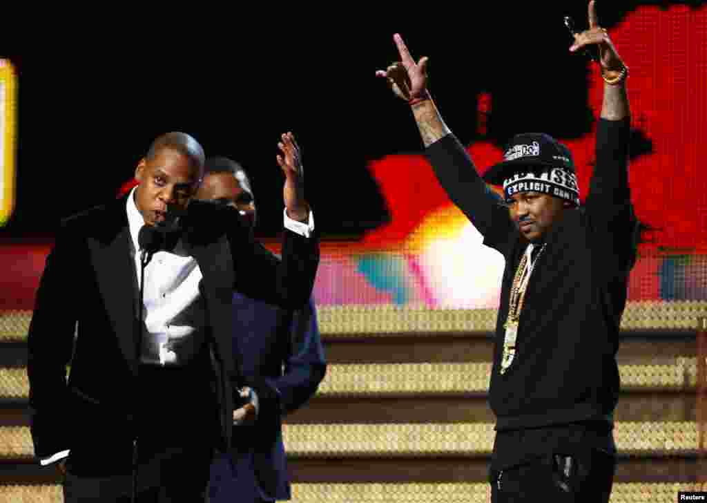 Jay-Z, izquierda, Frank Ocean, centro, y The-Dream aceptan el premio por mejor colaboraci&oacute;n en el g&eacute;nero rap por &quot;No Church in the Wild&quot;, el domingo 10.