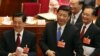 2013年人大会议开幕式后的习近平及其前任胡锦涛及温家宝总理。何清涟认为，习近平接过来的摊子太破，不能象胡温那样吃环境资源