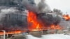 На цьому фото, зробленому з відео, видно, як горять нафтові резервуари у Клинцях Брянської області Росії після влучання українського безпілотника, 19 січня 2024 р. (Фото: телеграм-канал губернатора Брянської області Олександра Богомаза AV BogomaZ через AP)