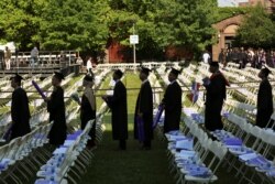 Los graduados del City College de Nueva York caminan hacia sus asientos en su ceremonia de graduación en Manhattan el 31 de mayo de 2019.