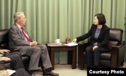 民進黨主席蔡英文（右）會見美國在台協會主席薄瑞光（台灣民進黨提供）