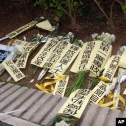 抗議者試圖擺放茉莉花束遭香港警方阻止