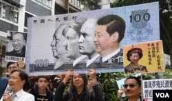 社民連前立法會議員梁國雄高舉「惡搞」中國國家主席習近平的大型道具人民幣。(美國之音湯惠芸)
