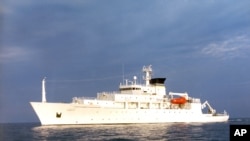美國海軍探路者級(Pathfinder-class)海洋測量船「鮑迪奇號」(USNS Bowditch)在開闊水域航行。 (照片來源：美國海軍視覺新聞社)