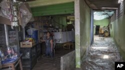 Una nueva ronda de lluvias inusualmente fuertes ha matado al menos a una docena de personas en Perú y ahora amenaza con inundaciones en la capital.