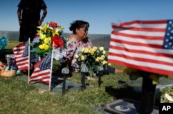 Angélica Cervantes reza en la tumba de su hijo Erick Silva, un guardia de seguridad en el concierto de Las Vegas atacado por un asesino desde el hotel Mandalay Bay, el 1 de octubre de 2017. Silva murió al tratar de ayudar a escapar a asistentes al concierto. 58 personas murieron a manos del asesino, que se suicidó cuando las autoridades lo cercaron. Septiembre 29 de 2018.