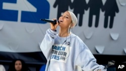 Ariana Grande actuando na "Marcha"