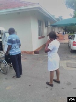 Omunye wabongi abasebenzayo esibhedlela seGwanda ngesikhathi abanye bakhe bekhalala umsebenzi.