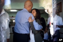 El expresidente haitiano Michel Martelly, consuela a Patricia Preval,hija del expresidente de Haití Rene Preval, en el hospital Sainte Claire, en Petion-Ville, Haití. Marzo 3, 2017.