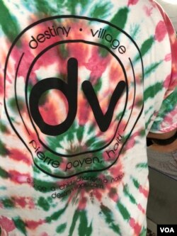 Camiseta teñida del pastor Martin Guerrena hecha por huérfanos en Destiny Village. (S. Lemaire / VOA).