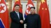 Nhà lãnh đạo Triều Tiên Kim Jong Un, phải, bắt tay Chủ tịch Trung Quốc Tập Cận Bình tại Bình Nhưỡng. (Ảnh do hãng tin KCNA của Triều Tiên công bố ngày 21/6/2019.)