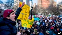 Se alega que la orden ejecutiva ha "dañado significativamente la salud general y el bienestar de Nueva York y su gente, así como sus intereses empresariales y su economía" argumentando que dificulta el trabajo en los campos de la tecnología, las computadoras y la ingeniería.