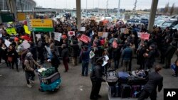 Organizaciones en defensa de los inmigrantes informan de más de un centenar de detenidos en diversas redadas solo en el sur de California, una de las zonas con mayor presencia de inmigrantes latinoamericanos del país.